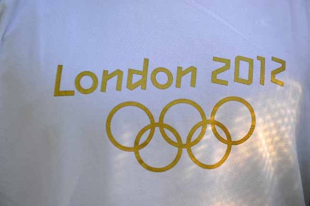 Paweł Zdanowicz ze zniczem olimpijskim - fot. Łukasz Szełemej [PR Szczecin] Znicz olimpijski przyleciał do Radia Szczecin [WIDEO, ZDJĘCIA]