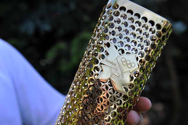 Paweł Zdanowicz ze zniczem olimpijskim - fot. Łukasz Szełemej [PR Szczecin] Znicz olimpijski przyleciał do Radia Szczecin [WIDEO, ZDJĘCIA]