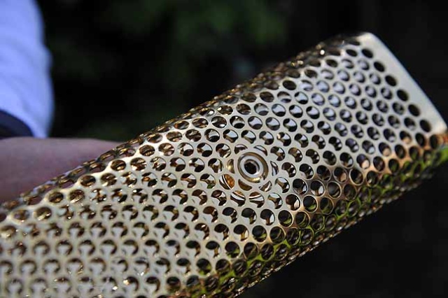 Paweł Zdanowicz ze zniczem olimpijskim - fot. Łukasz Szełemej [PR Szczecin] Znicz olimpijski przyleciał do Radia Szczecin [WIDEO, ZDJĘCIA]