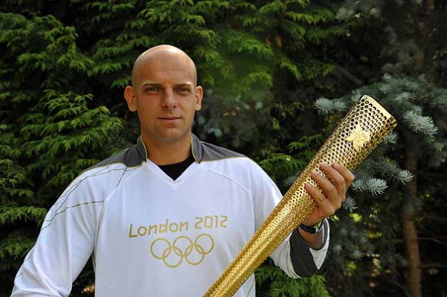 Paweł Zdanowicz ze zniczem olimpijskim - fot. Łukasz Szełemej [PR Szczecin] Znicz olimpijski przyleciał do Radia Szczecin [WIDEO, ZDJĘCIA]