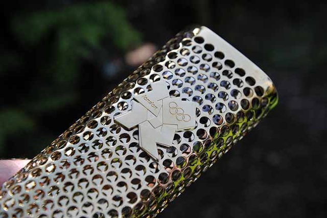 Paweł Zdanowicz ze zniczem olimpijskim - fot. Łukasz Szełemej [PR Szczecin] Znicz olimpijski przyleciał do Radia Szczecin [WIDEO, ZDJĘCIA]