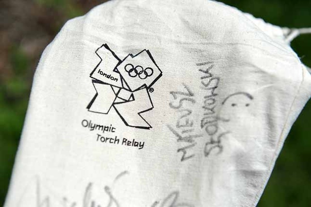 Paweł Zdanowicz ze zniczem olimpijskim - fot. Łukasz Szełemej [PR Szczecin] Znicz olimpijski przyleciał do Radia Szczecin [WIDEO, ZDJĘCIA]