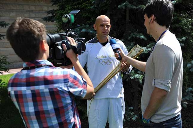 Paweł Zdanowicz ze zniczem olimpijskim - fot. Łukasz Szełemej [PR Szczecin] Znicz olimpijski przyleciał do Radia Szczecin [WIDEO, ZDJĘCIA]