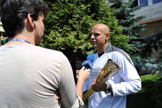 Paweł Zdanowicz ze zniczem olimpijskim - fot. Łukasz Szełemej [PR Szczecin] Znicz olimpijski przyleciał do Radia Szczecin [WIDEO, ZDJĘCIA]