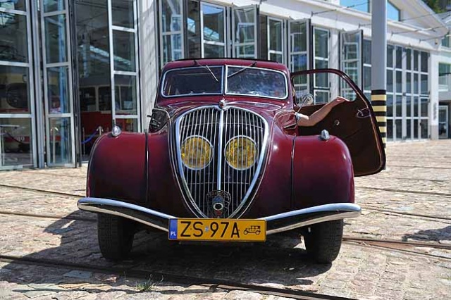 Auto, które oglądaliśmy w serialu "Biała wizytówka" i filmie "Magnat" pokaże mieszkańcom szczecińskie Muzeum Techniki i Komunikacji. W sobotę bordowy Peugeot 402 z lat 30. opuści magazyn. Fot. Łukasz Szełemej [PR Szczecin] Widzieliśmy go w filmie. Teraz będzie na żywo [ZDJĘCIA]
