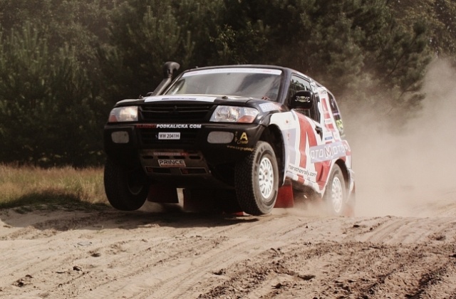 Dwie kobiety i terenowe auto, czyli damska załoga cross country, jest już po pierwszych testach. Szczecinianka - Klaudia Podkalicka i jej pilot - Joanna Madej ćwiczyły w sobotę na poligonie w Wołczkowie. Fot. eXsports.tv. To jedyna taka załoga na świecie [ZDJĘCIA]