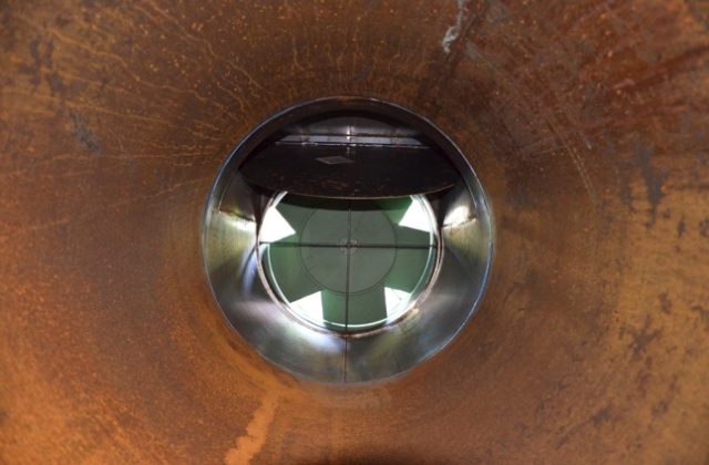 Pierwszy zbiornik na powstającym w Świnoujściu terminalu gazu LNG ma już dach. Prace nad jego montażem trwały cały weekend. Była to jedna z ważniejszych operacji związanych z tą inwestycją. Fot. Polskie LNG. Kopuła unosiła się ok. 20 cm na minutę [ZDJĘCIA]