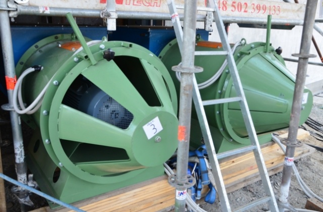 Pierwszy zbiornik na powstającym w Świnoujściu terminalu gazu LNG ma już dach. Prace nad jego montażem trwały cały weekend. Była to jedna z ważniejszych operacji związanych z tą inwestycją. Fot. Polskie LNG. Kopuła unosiła się ok. 20 cm na minutę [ZDJĘCIA]