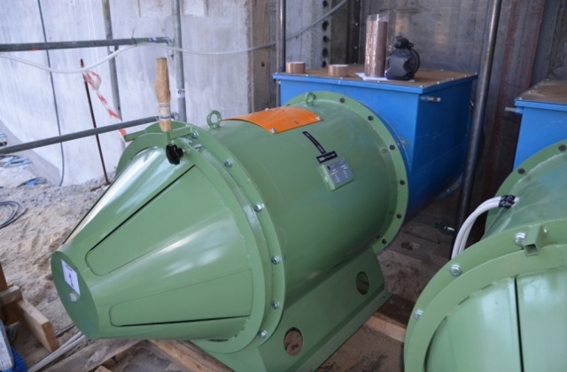 Pierwszy zbiornik na powstającym w Świnoujściu terminalu gazu LNG ma już dach. Prace nad jego montażem trwały cały weekend. Była to jedna z ważniejszych operacji związanych z tą inwestycją. Fot. Polskie LNG. Kopuła unosiła się ok. 20 cm na minutę [ZDJĘCIA]