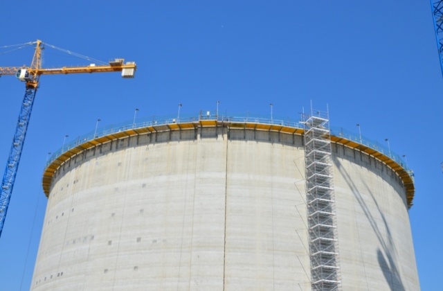 Pierwszy zbiornik na powstającym w Świnoujściu terminalu gazu LNG ma już dach. Prace nad jego montażem trwały cały weekend. Była to jedna z ważniejszych operacji związanych z tą inwestycją. Fot. Polskie LNG. Kopuła unosiła się ok. 20 cm na minutę [ZDJĘCIA]