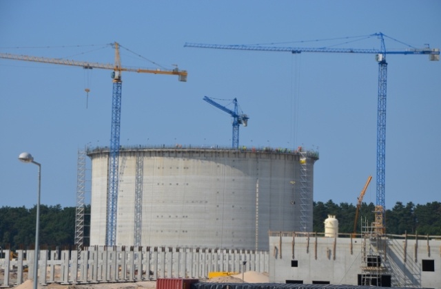 Pierwszy zbiornik na powstającym w Świnoujściu terminalu gazu LNG ma już dach. Prace nad jego montażem trwały cały weekend. Była to jedna z ważniejszych operacji związanych z tą inwestycją. Fot. Polskie LNG. Kopuła unosiła się ok. 20 cm na minutę [ZDJĘCIA]