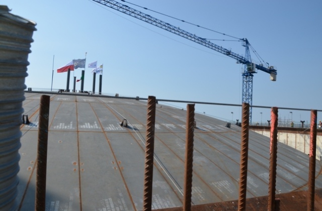 Pierwszy zbiornik na powstającym w Świnoujściu terminalu gazu LNG ma już dach. Prace nad jego montażem trwały cały weekend. Była to jedna z ważniejszych operacji związanych z tą inwestycją. Fot. Polskie LNG. Kopuła unosiła się ok. 20 cm na minutę [ZDJĘCIA]