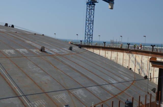 Pierwszy zbiornik na powstającym w Świnoujściu terminalu gazu LNG ma już dach. Prace nad jego montażem trwały cały weekend. Była to jedna z ważniejszych operacji związanych z tą inwestycją. Fot. Polskie LNG. Kopuła unosiła się ok. 20 cm na minutę [ZDJĘCIA]