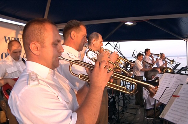 Pod hasłem "Muzyczny desant" odbył się w sobotni wieczór na wraku betonowca na Jeziorze Dąbie niecodzienny koncert. Fot. Piotr Sawiński [PR Szczecin] Muzyka zagościła na betonowcu [WIDEO, ZDJĘCIA]