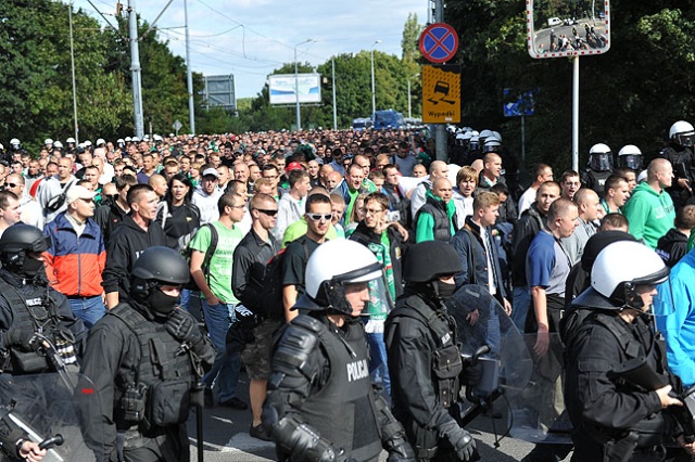 Kibice Lechii Gdańsk pod eskortą Policji. Fot. Łukasz Szełemej [PR Szczecin] Kibice Lechii w Szczecinie [ZDJĘCIA]