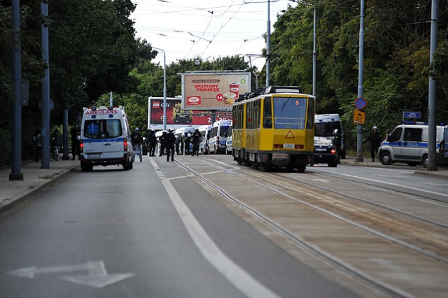 Kibice Lechii Gdańsk pod eskortą Policji. Fot. Łukasz Szełemej [PR Szczecin] Kibice Lechii w Szczecinie [ZDJĘCIA]