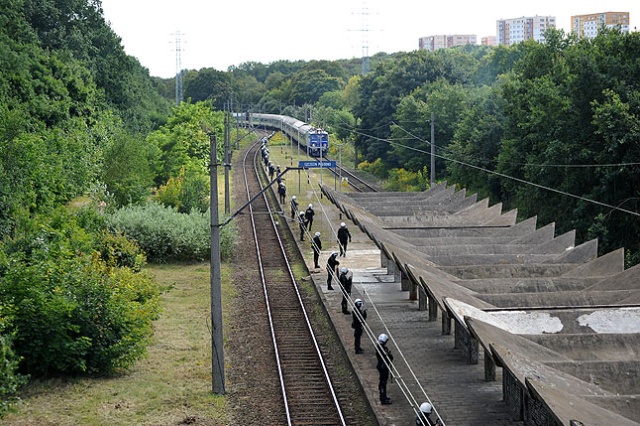 Kibice Lechii Gdańsk pod eskortą Policji. Fot. Łukasz Szełemej [PR Szczecin] Kibice Lechii w Szczecinie [ZDJĘCIA]