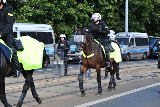 Kibice Lechii Gdańsk pod eskortą Policji. Fot. Łukasz Szełemej [PR Szczecin] Kibice Lechii w Szczecinie [ZDJĘCIA]
