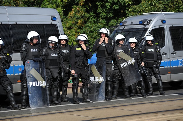 Kibice Lechii Gdańsk pod eskortą Policji. Fot. Łukasz Szełemej [PR Szczecin] Kibice Lechii w Szczecinie [ZDJĘCIA]