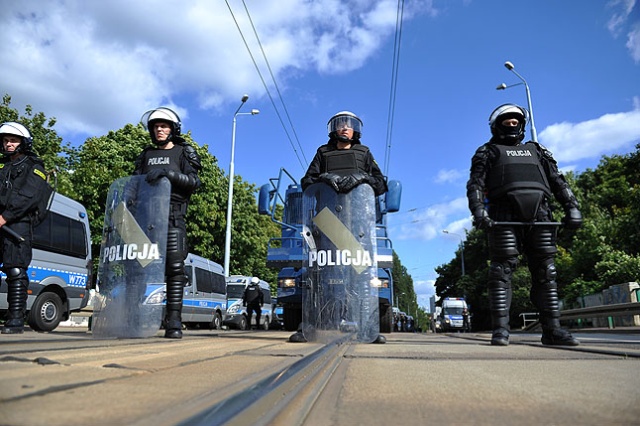 Kibice Lechii Gdańsk pod eskortą Policji. Fot. Łukasz Szełemej [PR Szczecin] Kibice Lechii w Szczecinie [ZDJĘCIA]