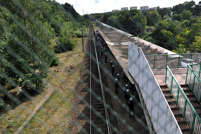Kibice Lechii Gdańsk pod eskortą Policji. Fot. Łukasz Szełemej [PR Szczecin] Kibice Lechii w Szczecinie [ZDJĘCIA]