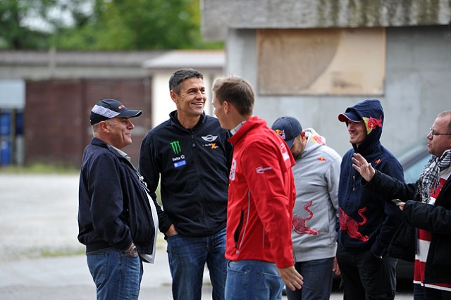 Ostatnie chwile przed rajdem Baja Poland 2012. Fot. Łukasz Szełemej [PR Szczecin] Hołowczyc i Małysz za kierownicą autobusu [WIDEO, ZDJĘCIA]