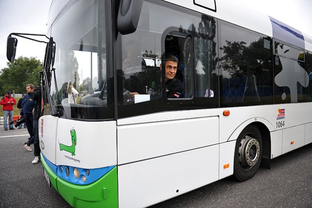 Ostatnie chwile przed rajdem Baja Poland 2012. Fot. Łukasz Szełemej [PR Szczecin] Hołowczyc i Małysz za kierownicą autobusu [WIDEO, ZDJĘCIA]