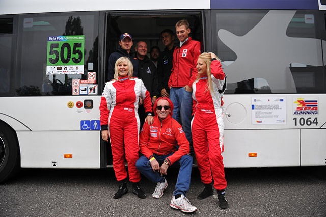 Ostatnie chwile przed rajdem Baja Poland 2012. Fot. Łukasz Szełemej [PR Szczecin] Hołowczyc i Małysz za kierownicą autobusu [WIDEO, ZDJĘCIA]