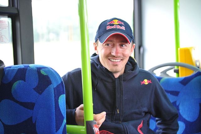 Ostatnie chwile przed rajdem Baja Poland 2012. Fot. Łukasz Szełemej [PR Szczecin] Hołowczyc i Małysz za kierownicą autobusu [WIDEO, ZDJĘCIA]