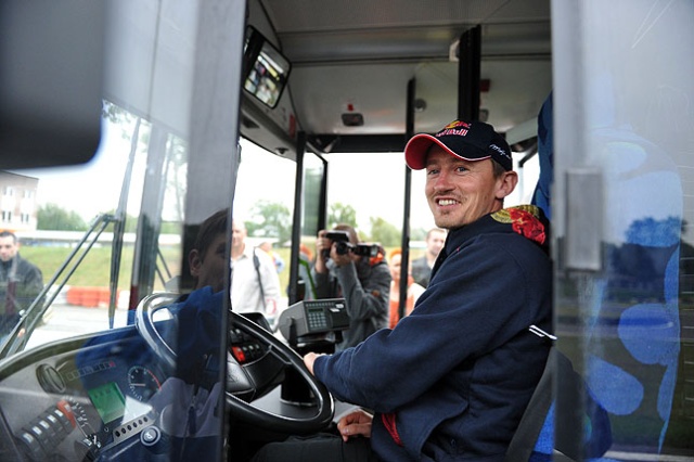 Ostatnie chwile przed rajdem Baja Poland 2012. Fot. Łukasz Szełemej [PR Szczecin] Hołowczyc i Małysz za kierownicą autobusu [WIDEO, ZDJĘCIA]