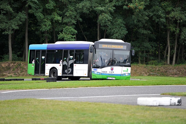 Ostatnie chwile przed rajdem Baja Poland 2012. Fot. Łukasz Szełemej [PR Szczecin] Hołowczyc i Małysz za kierownicą autobusu [WIDEO, ZDJĘCIA]