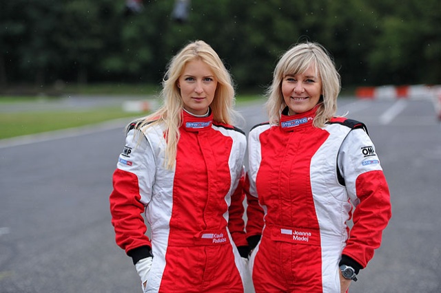 Ostatnie chwile przed rajdem Baja Poland 2012. Fot. Łukasz Szełemej [PR Szczecin] Hołowczyc i Małysz za kierownicą autobusu [WIDEO, ZDJĘCIA]