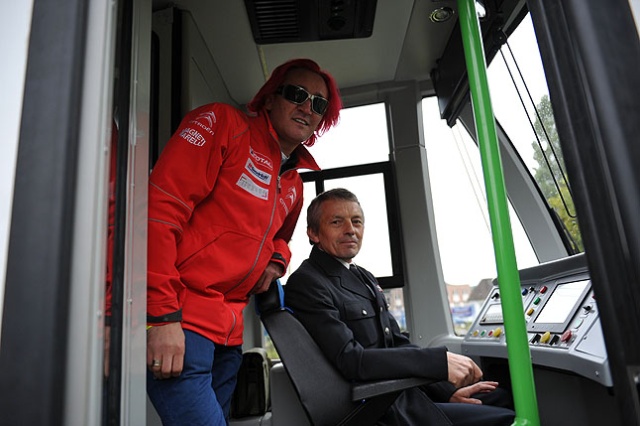 Ostatnie chwile przed rajdem Baja Poland 2012. Fot. Łukasz Szełemej [PR Szczecin] Hołowczyc i Małysz za kierownicą autobusu [WIDEO, ZDJĘCIA]