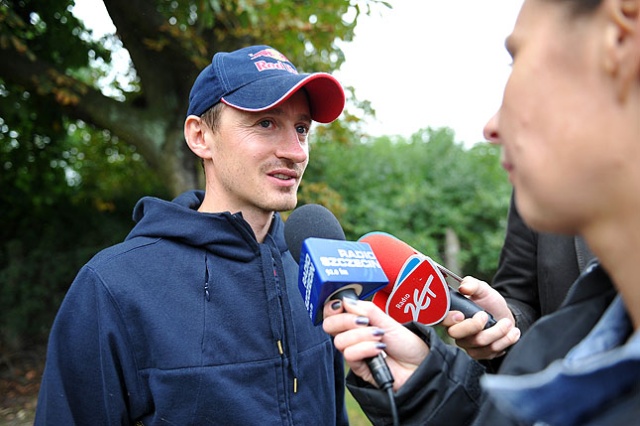 Ostatnie chwile przed rajdem Baja Poland 2012. Fot. Łukasz Szełemej [PR Szczecin] Hołowczyc i Małysz za kierownicą autobusu [WIDEO, ZDJĘCIA]