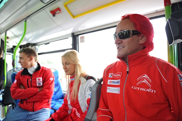 Ostatnie chwile przed rajdem Baja Poland 2012. Fot. Łukasz Szełemej [PR Szczecin] Hołowczyc i Małysz za kierownicą autobusu [WIDEO, ZDJĘCIA]