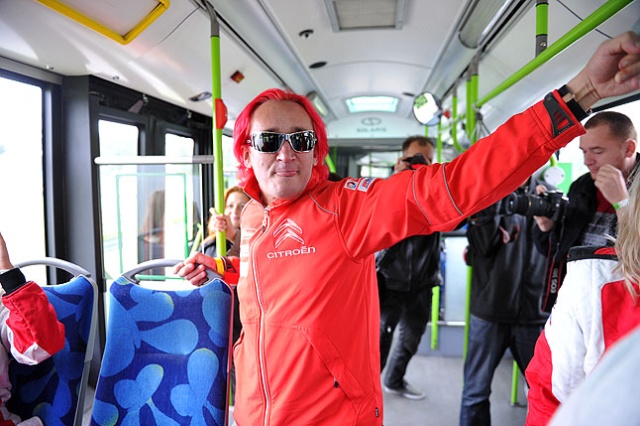 Ostatnie chwile przed rajdem Baja Poland 2012. Fot. Łukasz Szełemej [PR Szczecin] Hołowczyc i Małysz za kierownicą autobusu [WIDEO, ZDJĘCIA]