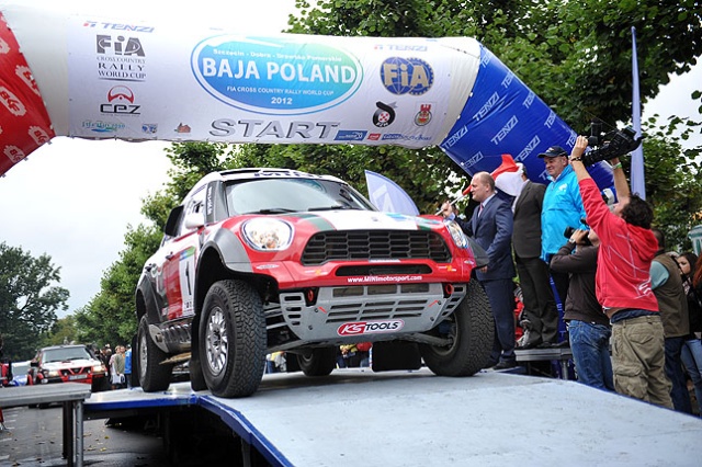 60 zawodników rajdu Baja Poland wystartowało z placu Żołnierza Polskiego w Szczecinie. Fot. Łukasz Szełemej [PR Szczecin] Baja Ruszyła! [WIDEO, ZDJĘCIA]