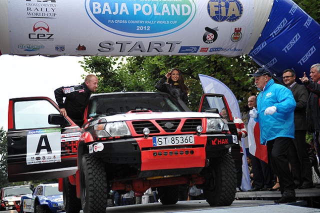 60 zawodników rajdu Baja Poland wystartowało z placu Żołnierza Polskiego w Szczecinie. Fot. Łukasz Szełemej [PR Szczecin] Baja Ruszyła! [WIDEO, ZDJĘCIA]