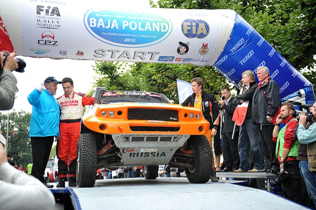 60 zawodników rajdu Baja Poland wystartowało z placu Żołnierza Polskiego w Szczecinie. Fot. Łukasz Szełemej [PR Szczecin] Baja Ruszyła! [WIDEO, ZDJĘCIA]