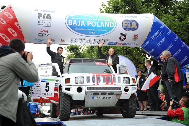 60 zawodników rajdu Baja Poland wystartowało z placu Żołnierza Polskiego w Szczecinie. Fot. Łukasz Szełemej [PR Szczecin] Baja Ruszyła! [WIDEO, ZDJĘCIA]