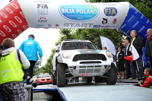 60 zawodników rajdu Baja Poland wystartowało z placu Żołnierza Polskiego w Szczecinie. Fot. Łukasz Szełemej [PR Szczecin] Baja Ruszyła! [WIDEO, ZDJĘCIA]
