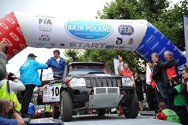 60 zawodników rajdu Baja Poland wystartowało z placu Żołnierza Polskiego w Szczecinie. Fot. Łukasz Szełemej [PR Szczecin] Baja Ruszyła! [WIDEO, ZDJĘCIA]