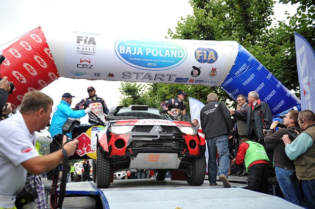 60 zawodników rajdu Baja Poland wystartowało z placu Żołnierza Polskiego w Szczecinie. Fot. Łukasz Szełemej [PR Szczecin] Baja Ruszyła! [WIDEO, ZDJĘCIA]