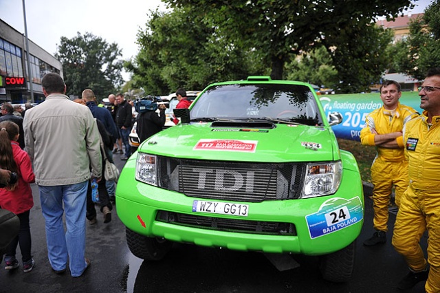 60 zawodników rajdu Baja Poland wystartowało z placu Żołnierza Polskiego w Szczecinie. Fot. Łukasz Szełemej [PR Szczecin] Baja Ruszyła! [WIDEO, ZDJĘCIA]