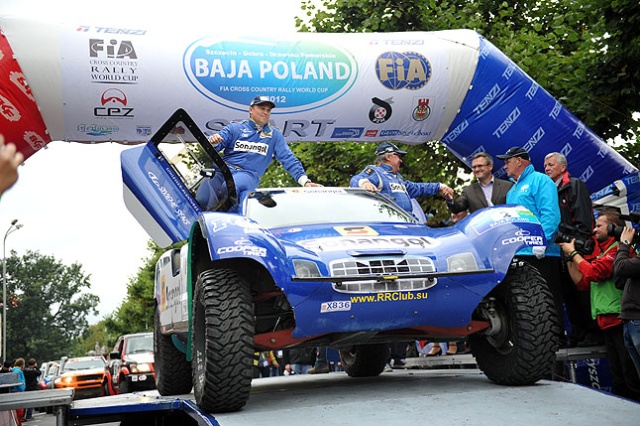 60 zawodników rajdu Baja Poland wystartowało z placu Żołnierza Polskiego w Szczecinie. Fot. Łukasz Szełemej [PR Szczecin] Baja Ruszyła! [WIDEO, ZDJĘCIA]