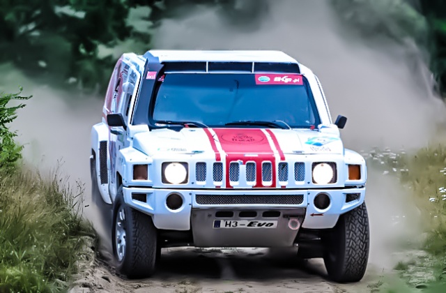 Najlepsi kierowcy rajdowi w autach terenowych i quadach walczą na piaskach poligonu drawskiego. Trwa rajd Baja. Fot. Łukasz Szełemej [PR Szczecin] Baja 2012: Drawsko prawie jak Dakar [ZDJĘCIA]