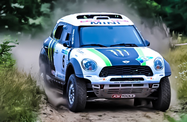 Najlepsi kierowcy rajdowi w autach terenowych i quadach walczą na piaskach poligonu drawskiego. Trwa rajd Baja. Fot. Łukasz Szełemej [PR Szczecin] Baja 2012: Drawsko prawie jak Dakar [ZDJĘCIA]