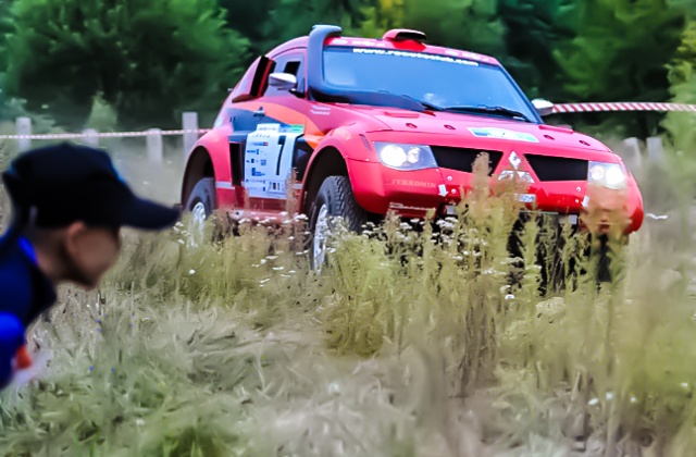 Najlepsi kierowcy rajdowi w autach terenowych i quadach walczą na piaskach poligonu drawskiego. Trwa rajd Baja. Fot. Łukasz Szełemej [PR Szczecin] Baja 2012: Drawsko prawie jak Dakar [ZDJĘCIA]