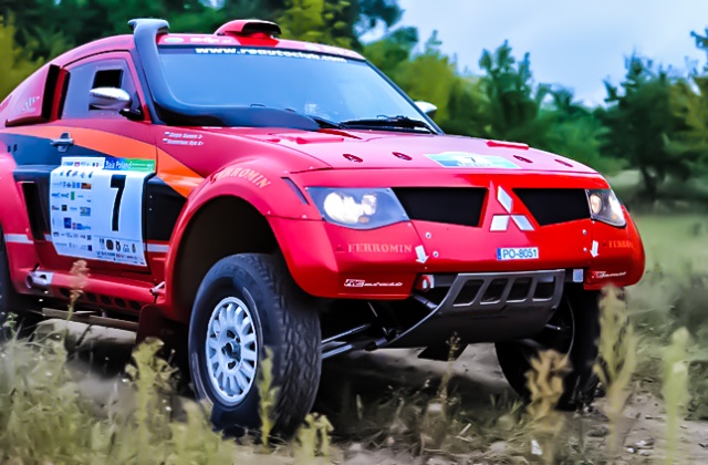 Najlepsi kierowcy rajdowi w autach terenowych i quadach walczą na piaskach poligonu drawskiego. Trwa rajd Baja. Fot. Łukasz Szełemej [PR Szczecin] Baja 2012: Drawsko prawie jak Dakar [ZDJĘCIA]