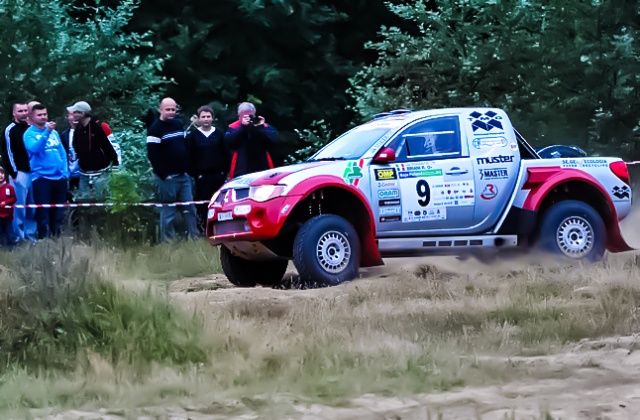 Najlepsi kierowcy rajdowi w autach terenowych i quadach walczą na piaskach poligonu drawskiego. Trwa rajd Baja. Fot. Łukasz Szełemej [PR Szczecin] Baja 2012: Drawsko prawie jak Dakar [ZDJĘCIA]